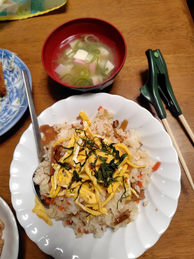 昨日の残りの五目ちらしと汁物