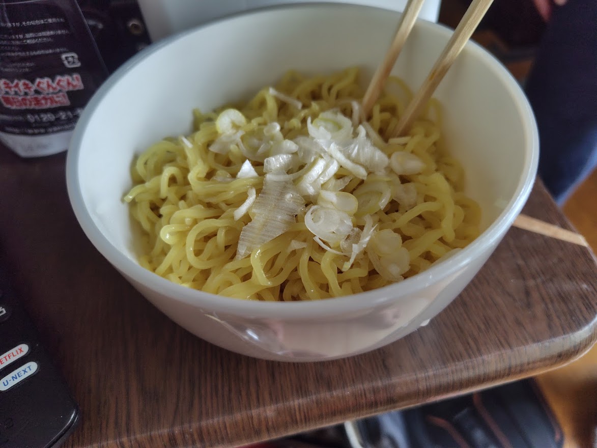 卵を入れる前の山わさび味の麺