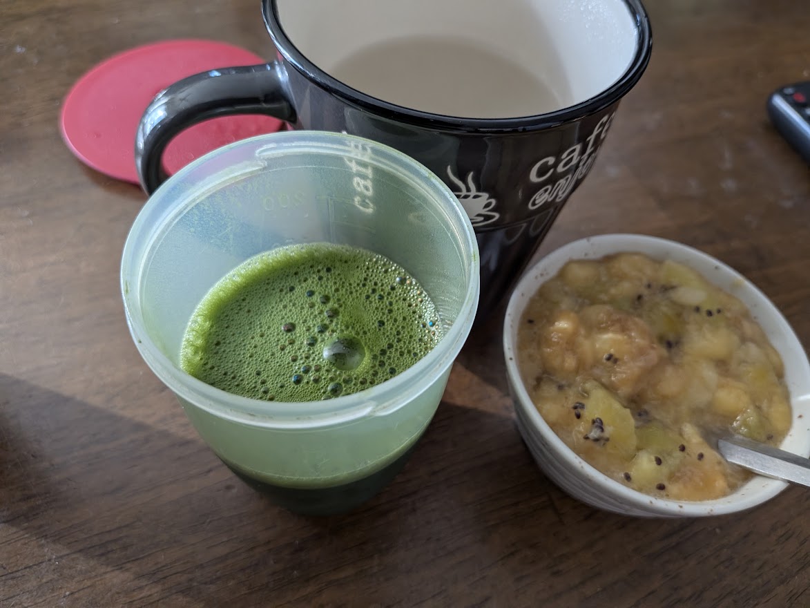 朝食のクエン酸青汁、白湯、自家製酵素