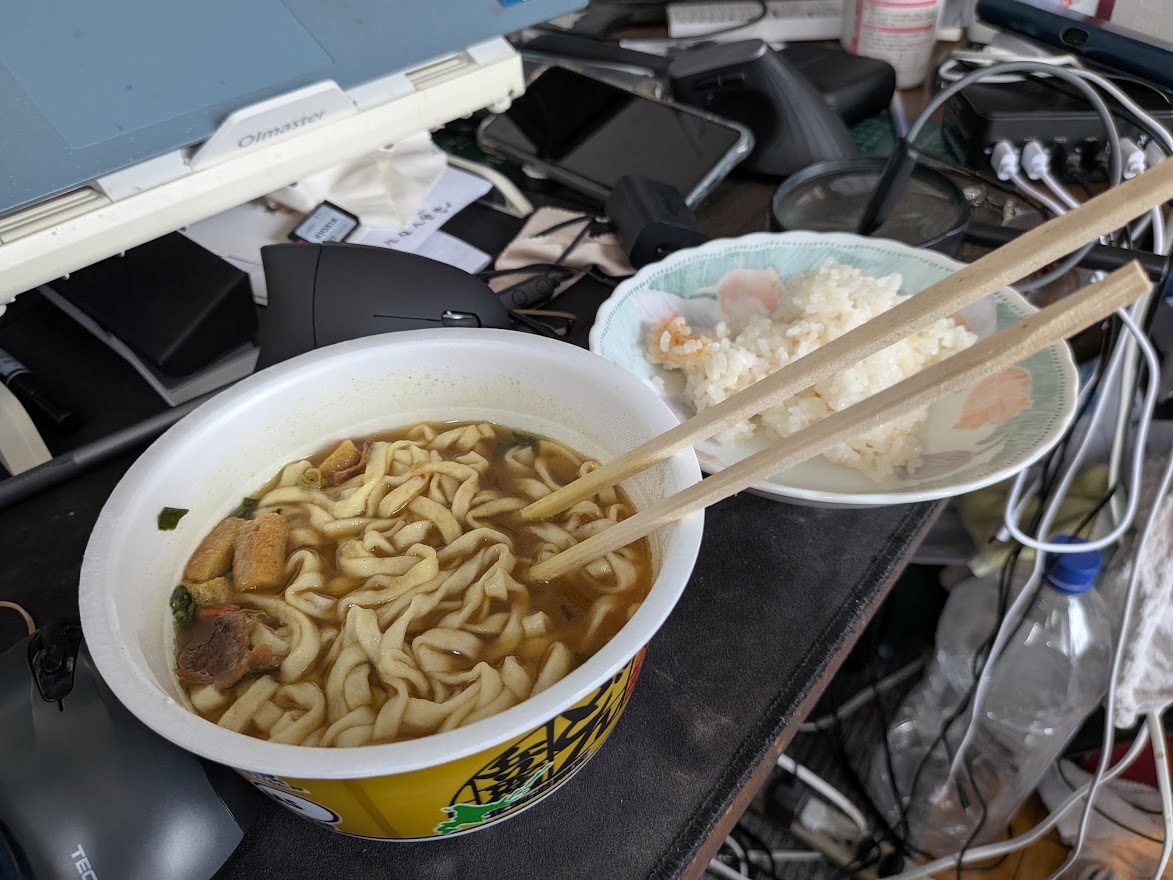 昼食のカレーうどんと栗ごはん。ごはんはおかわりも