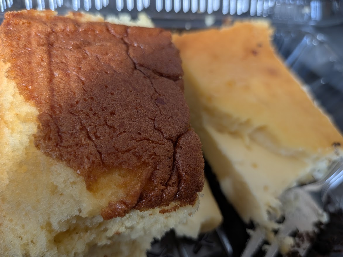 カステラとチーズケーキ。写真の分を食べました