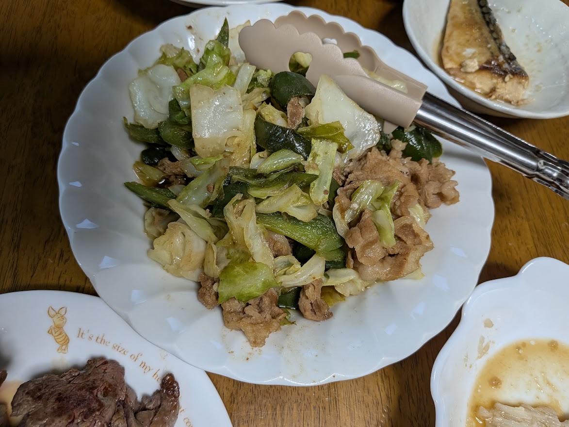 回鍋肉。夕食の大皿のおかずは3人で分けました