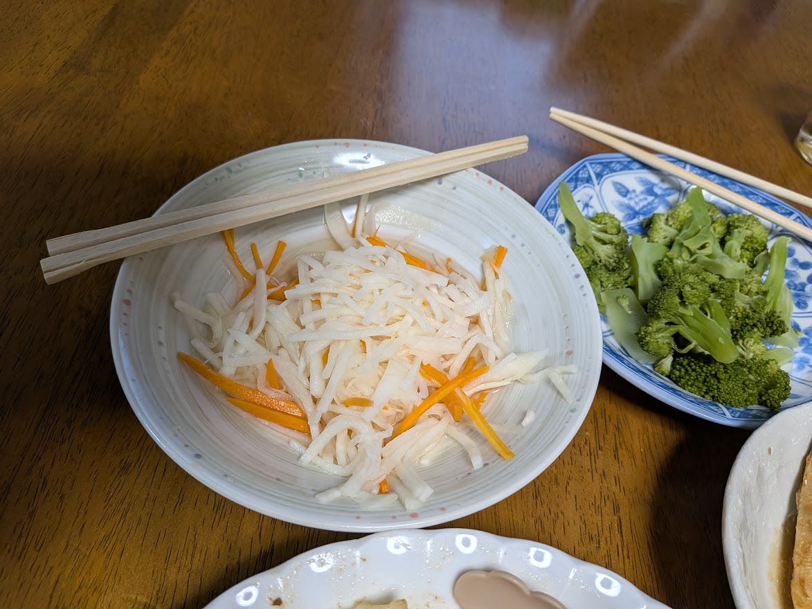 なますとブロッコリー。夕食の取り分けるおかず