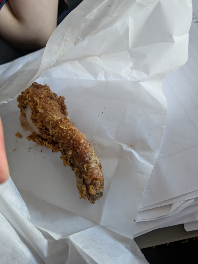 孫が持ってきた新商品の鶏の唐揚げ。妻が半分食べた残りをもらいました