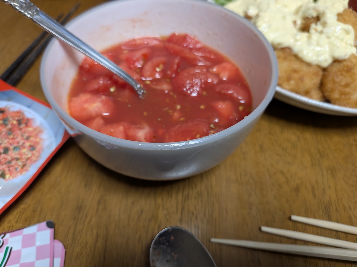 皮をむいたトマトにオリーブオイル、はちみつ、調味料を加えたマリネ。3人で分けました