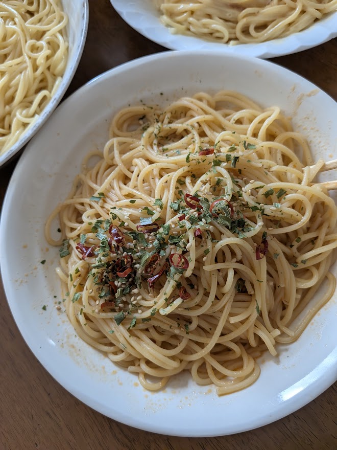 3人で取り分けたパスタの食卓
