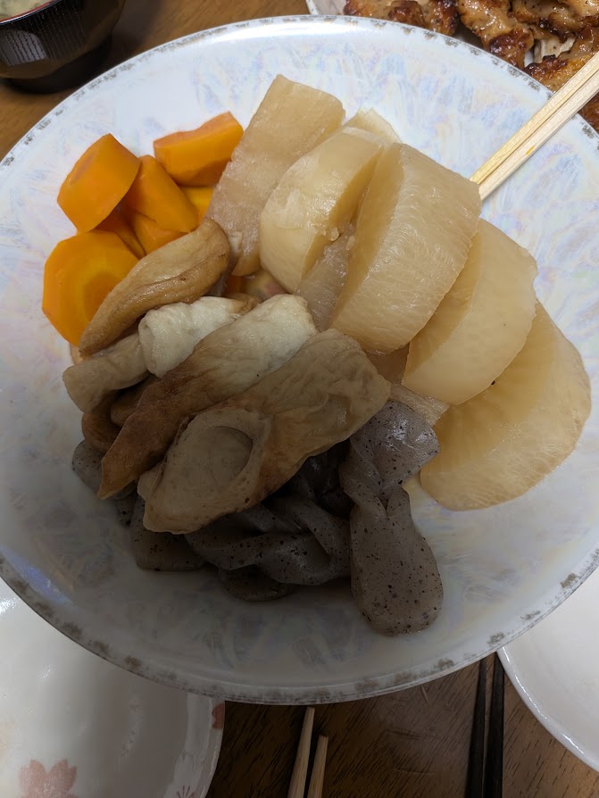 夕食に並んだ煮物の大皿