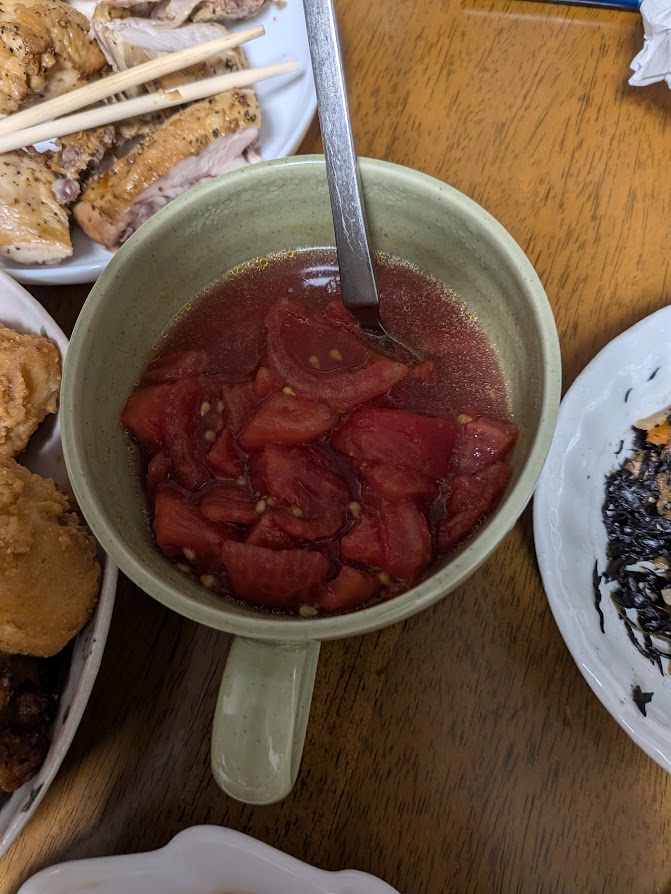 オリーブオイル、はちみつ、調味料を使ったトマトのマリネ