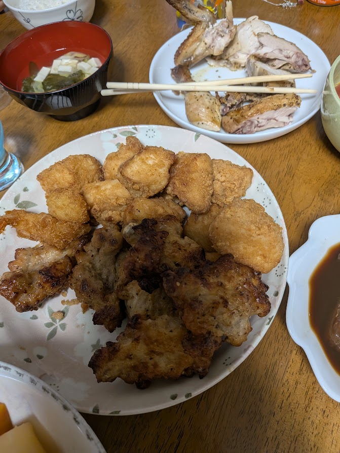 鶏の料理が並ぶ夕食。大皿は5人で取り分け