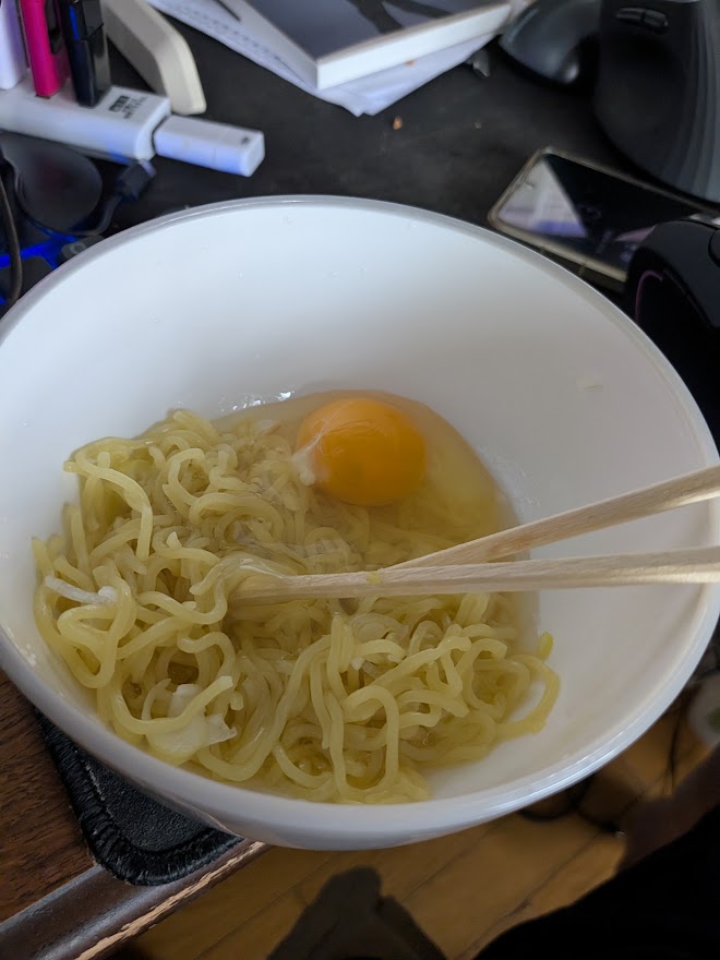 辛くなったので、同じ一杯に卵を追加