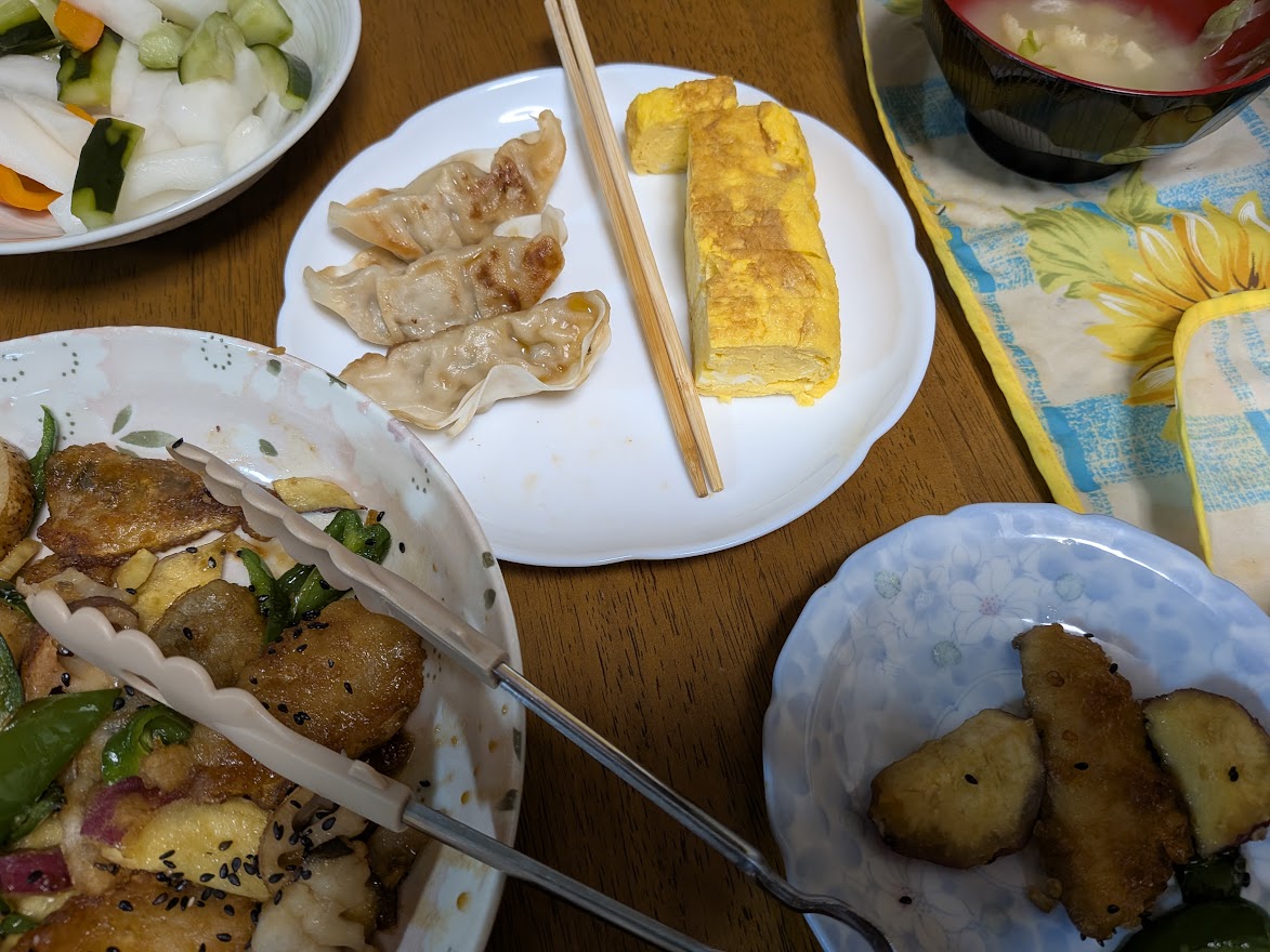 夕食のおかず。2人前を3人で分けました