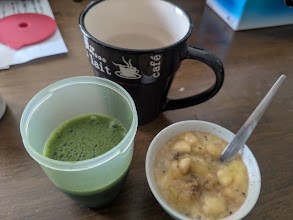 抹茶ドリンクとカスピ海ヨーグルトの朝食風の一品