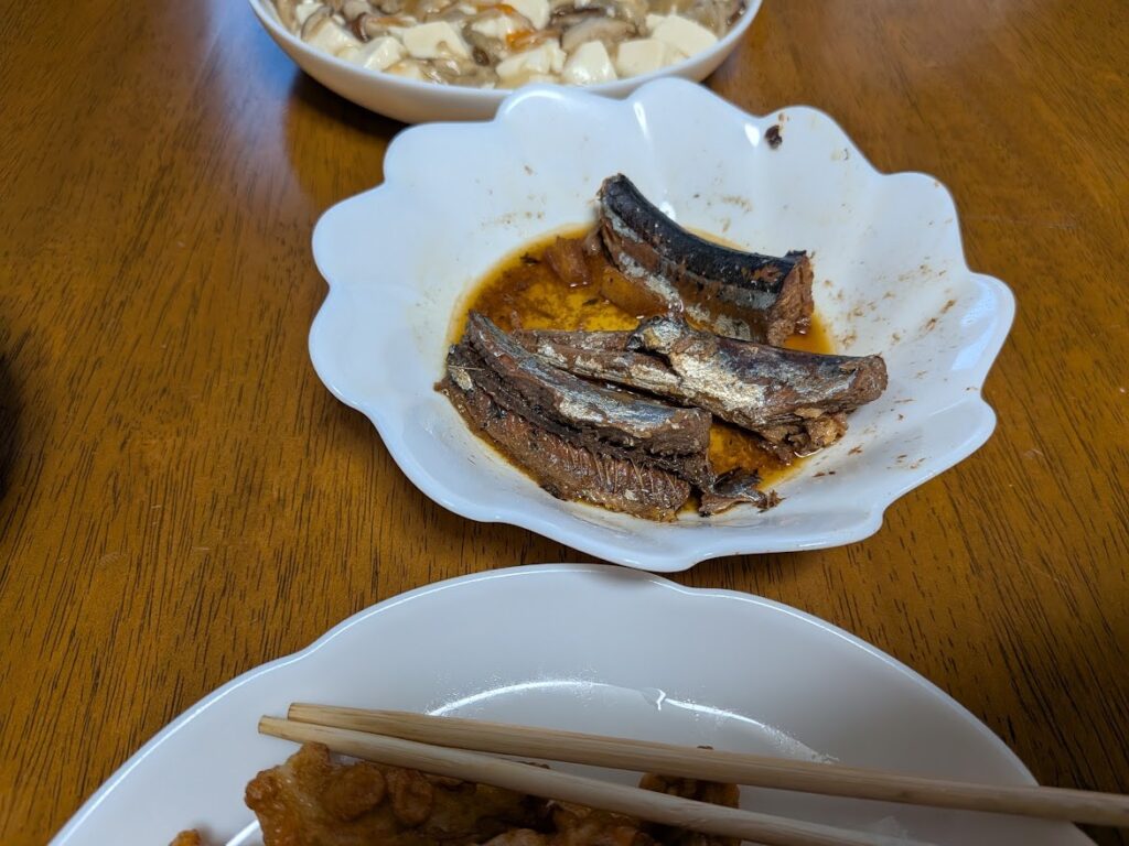 机の上のマーボー豆腐風料理のアップ