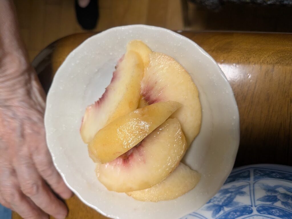 季節の桃のデザート。