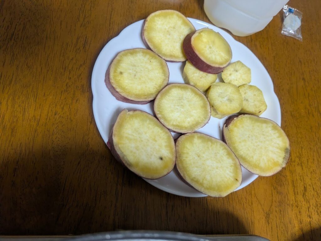 切ったさつまいもの皿。