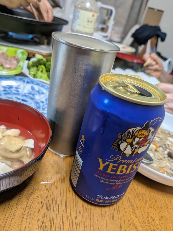 ビールの缶とタンブラー。