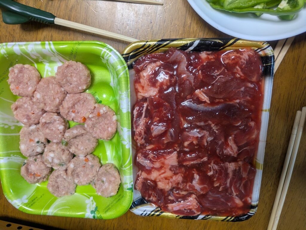 焼肉の生肉と鶏つくね。