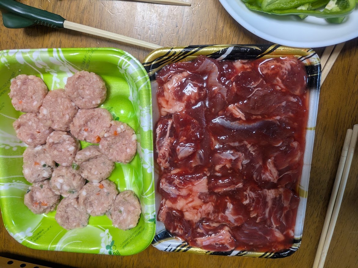 焼肉の生肉と鶏つくね。
