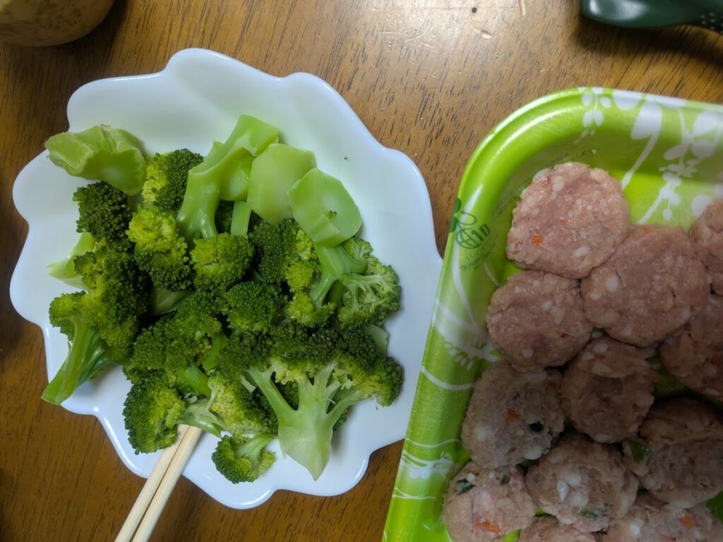 蒸したブロッコリーとつくねの盛り合わせ。