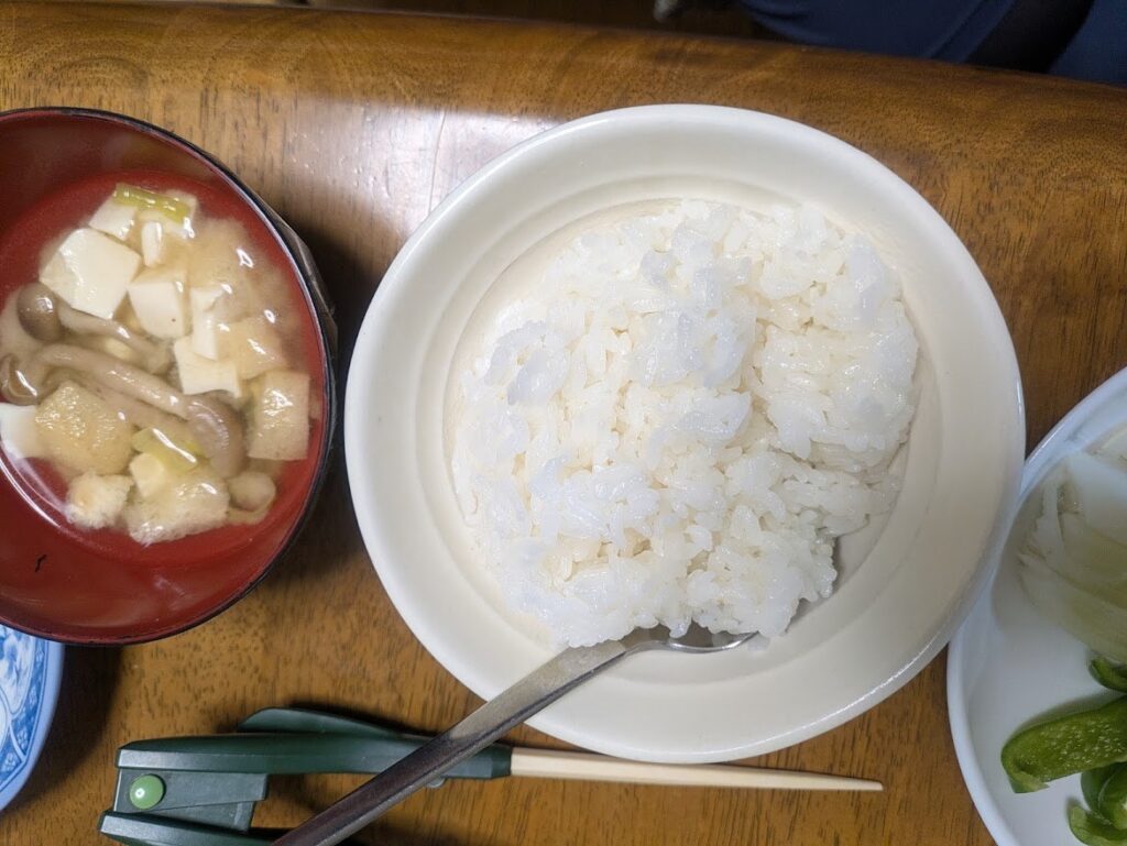 ご飯と味噌汁、野菜の皿。
