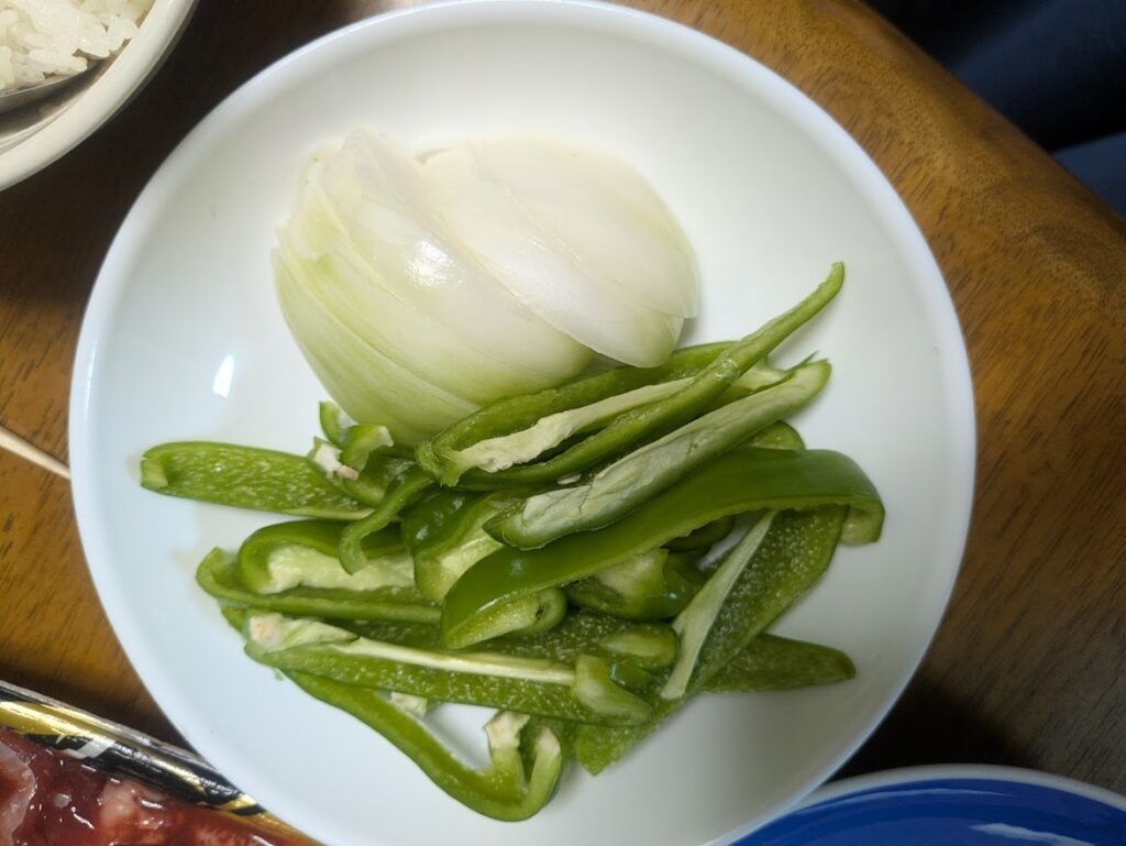 玉ねぎとピーマンの皿。