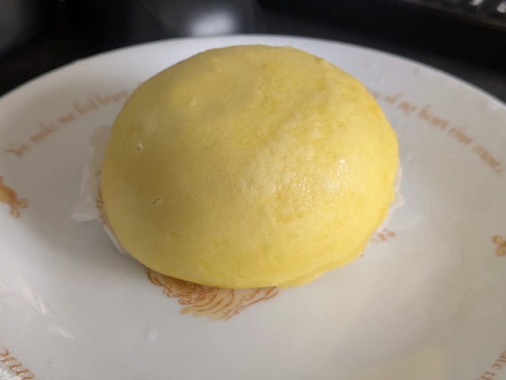 カレーとチーズ味の小さいまんじゅうを1個