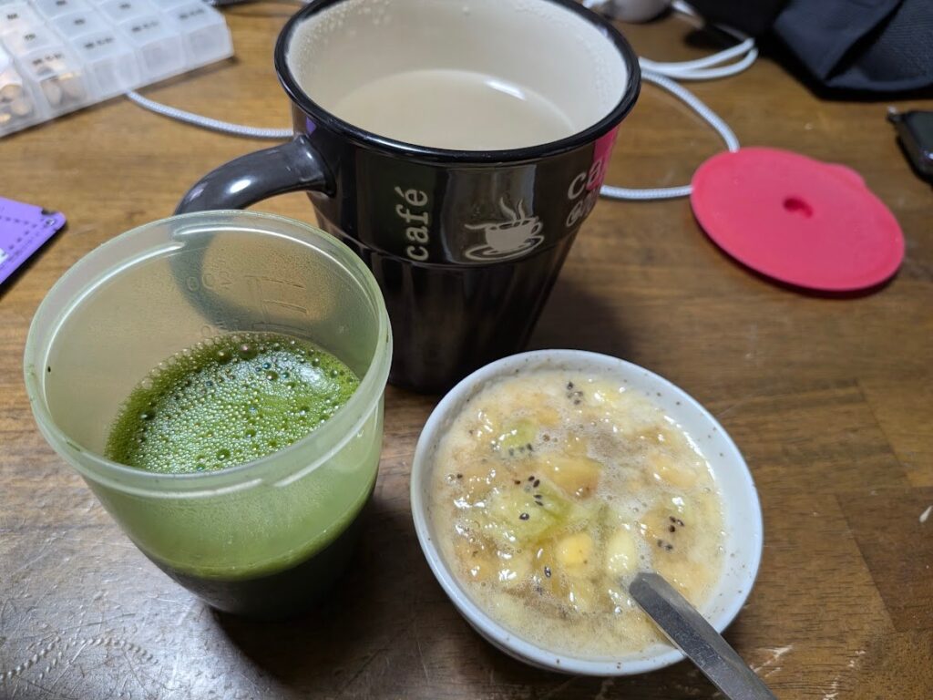 クエン酸青汁、白湯、自家製酵素(バナナ・キウイ・はちみつを発酵させたもの)