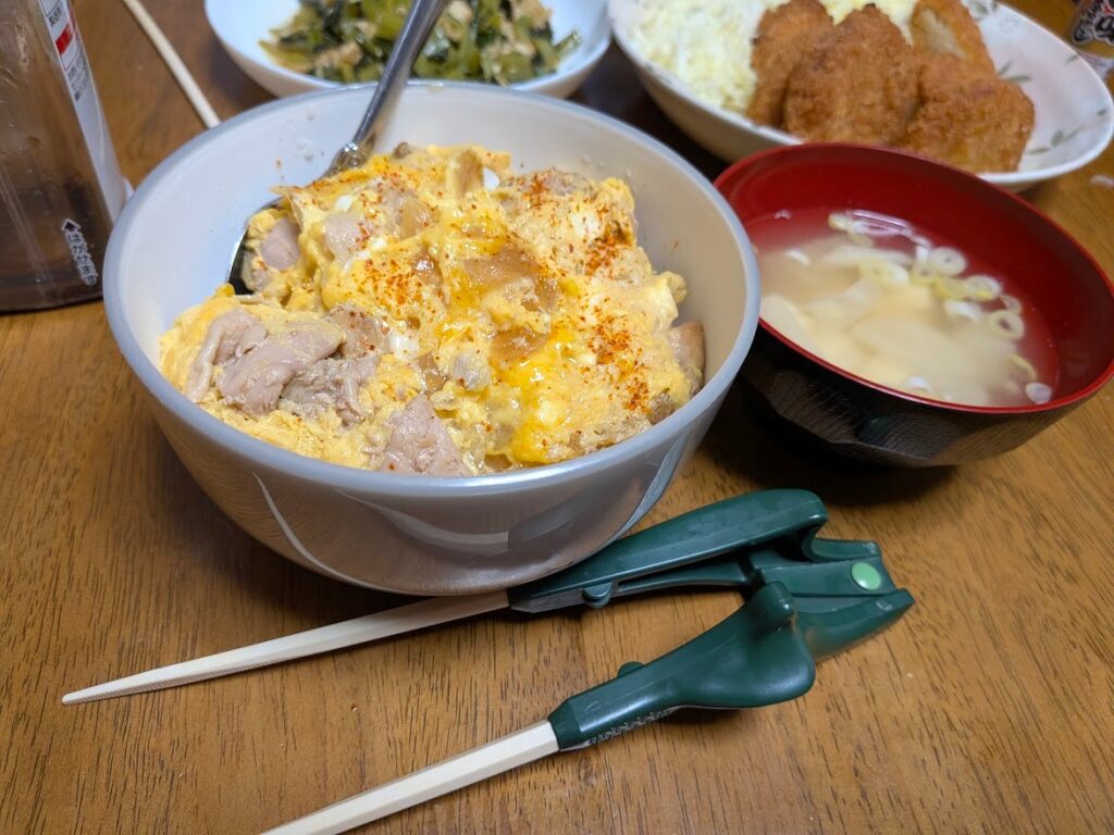 夕食の親子丼、お味噌汁、コロッケなど