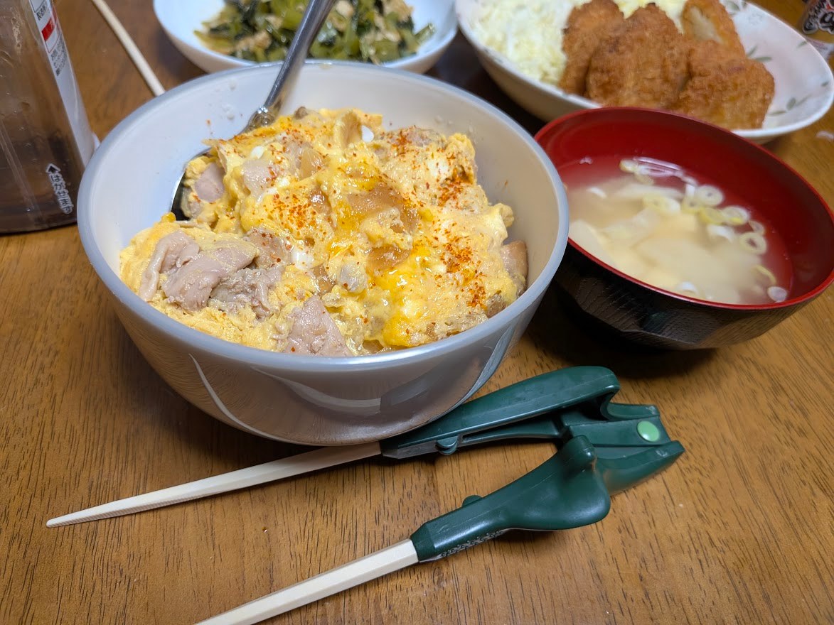 夕食の親子丼、お味噌汁、コロッケなど