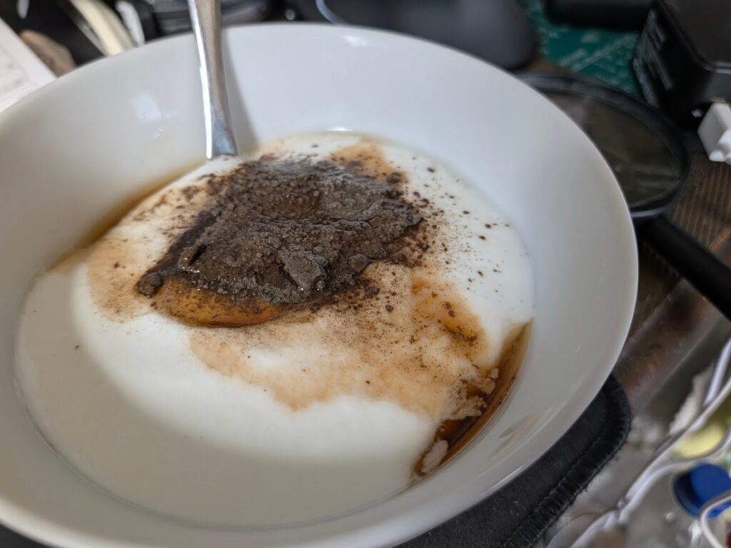 カスピ海ヨーグルトに粉の野草酵素とオリゴ糖をかけたところ