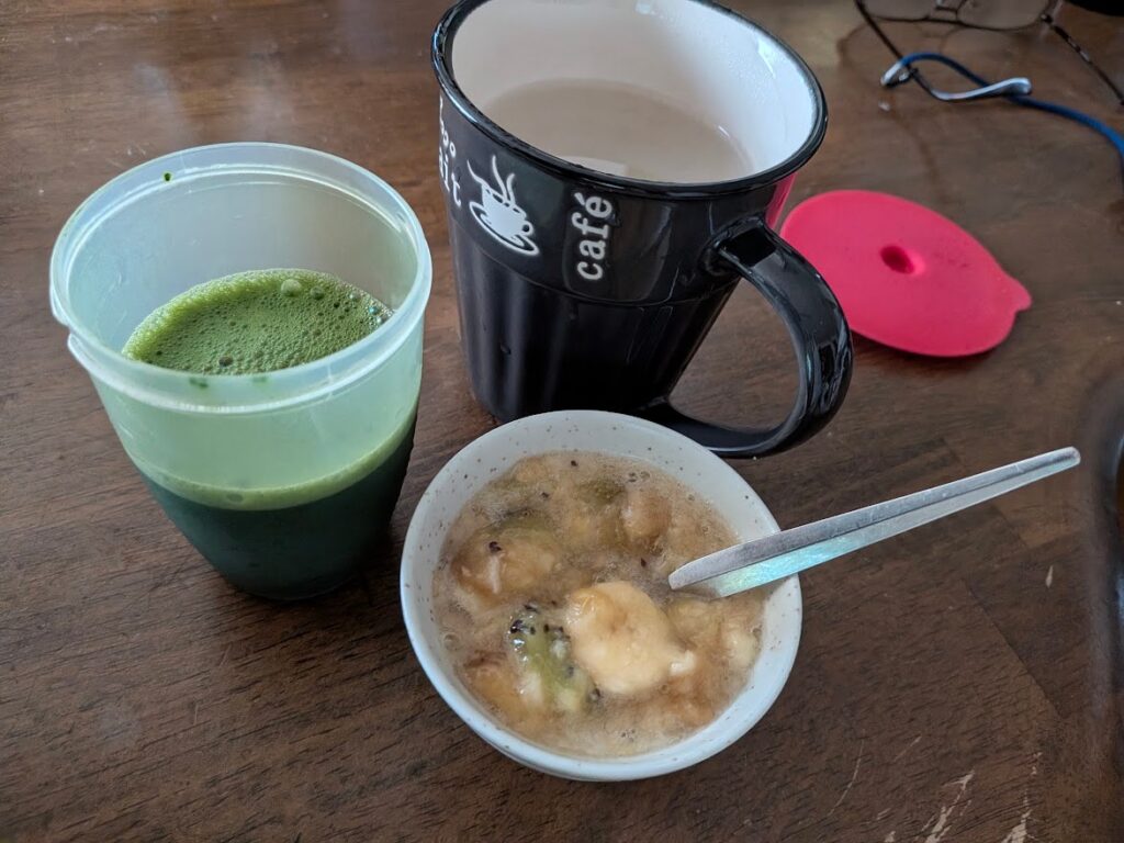 朝のグリーンスムージーとコーヒー、果物のヨーグルト添え