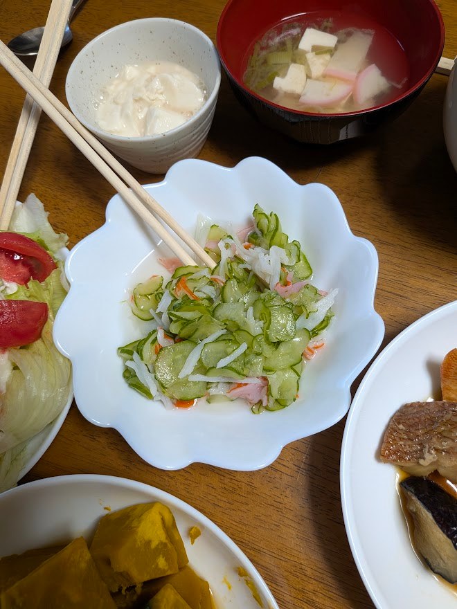 酢の物の小皿とヨーグルト