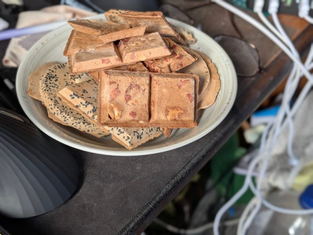 皿にもりつけた南部せんべい各種