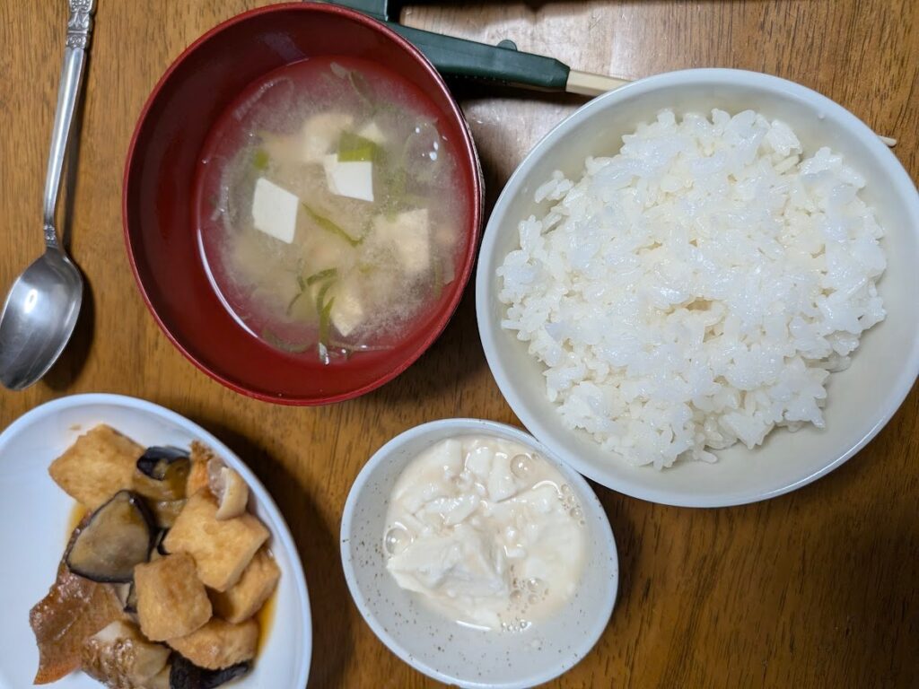 晩ごはんのごはんと味噌汁、おかず少しずつ