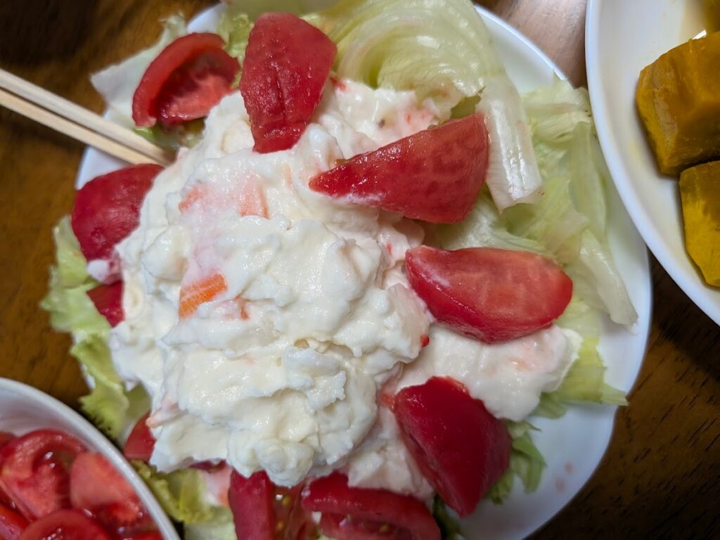 ポテトサラダにトマトのトッピング
