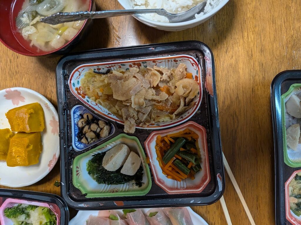 夜の定食のご飯、味噌汁とおかずセット全体像