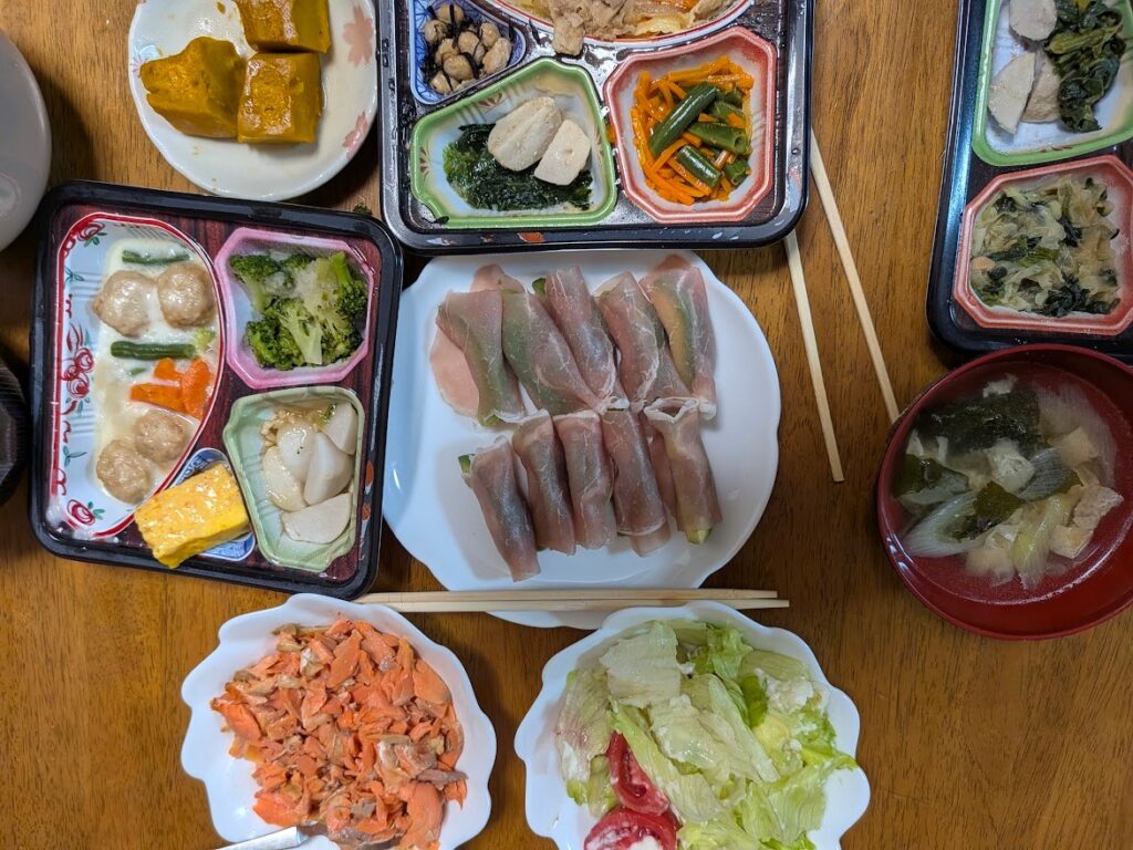 定食のおかずたち(生姜焼き、煮物、かぼちゃ)
