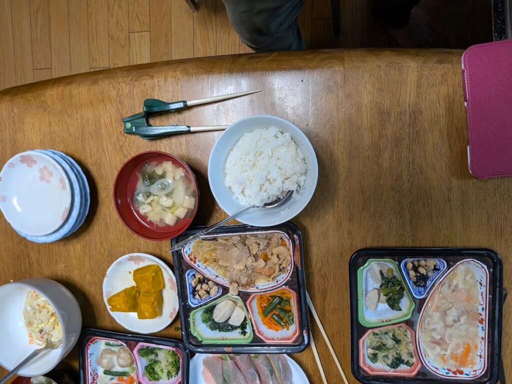 定食の付け合わせとサラダ、鮭のほぐし身、豚肉の生ハム巻き