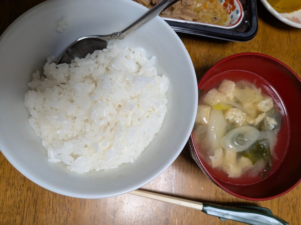 ご飯と味噌汁のアップ
