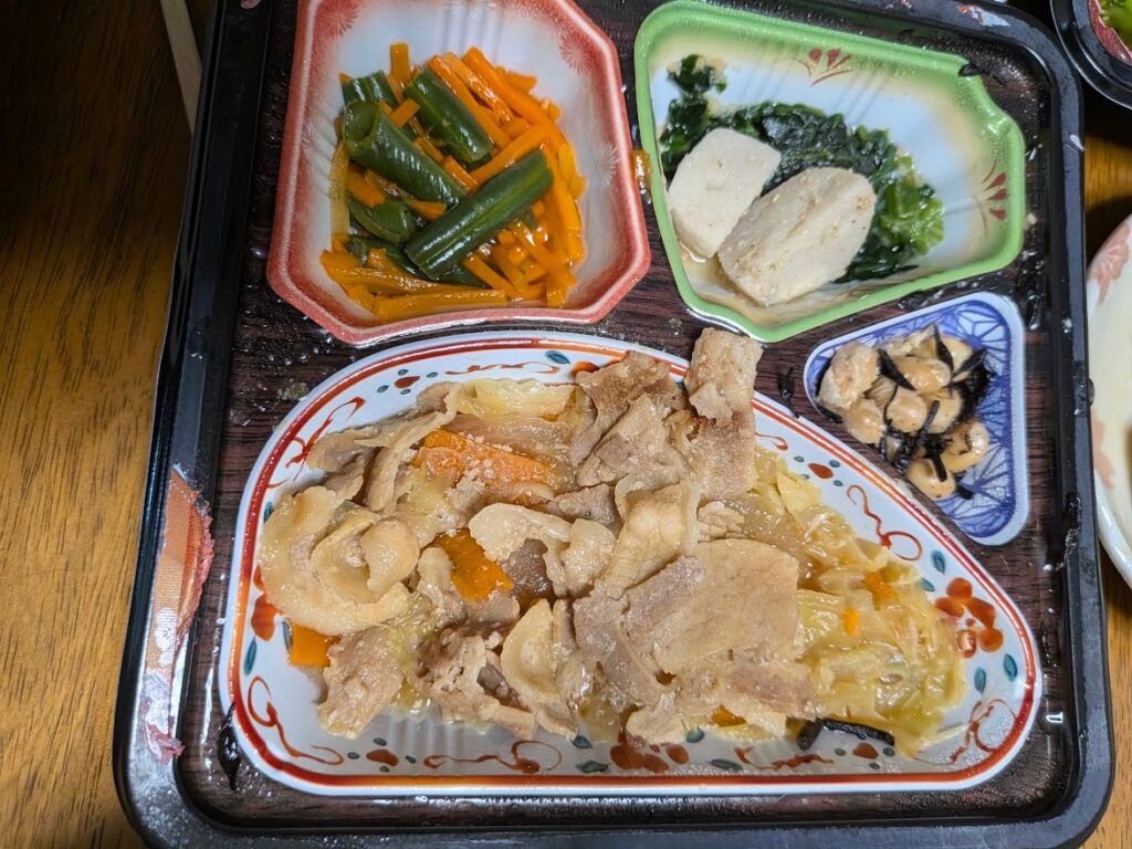 夜ご飯の主菜、生姜焼きと小鉢