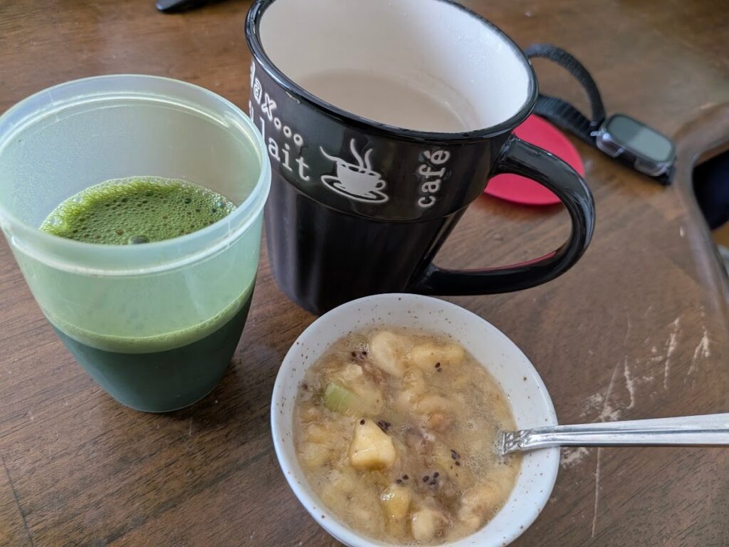 朝食のバナナ入りおかゆと抹茶スムージー、コーヒー