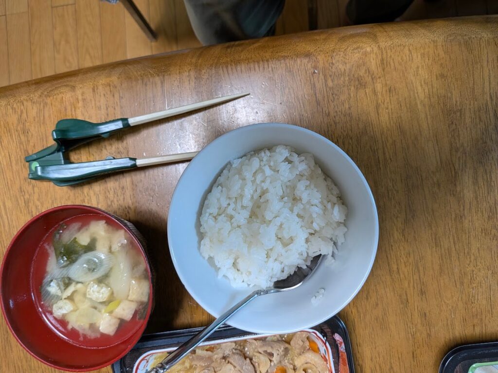 夜の定食のご飯、味噌汁とおかずセット