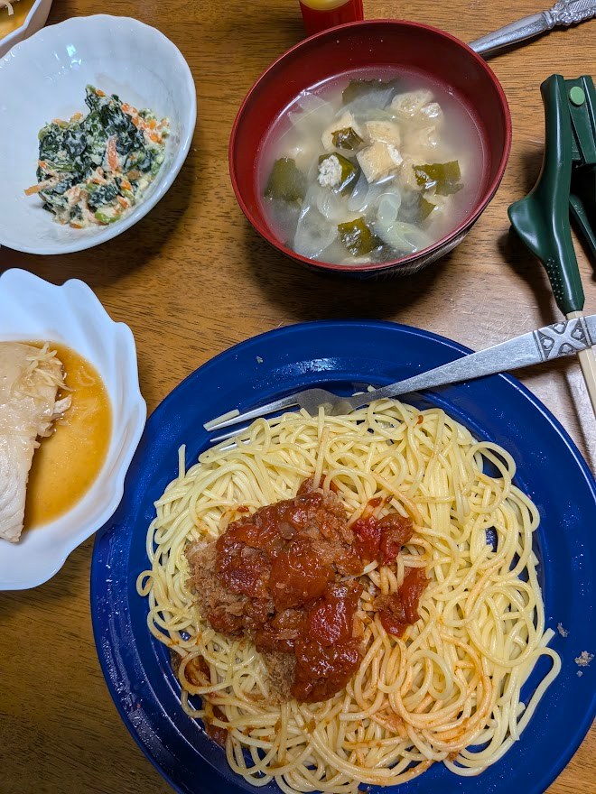 スパゲッティとほうれん草の白和え、味噌汁も一緒に