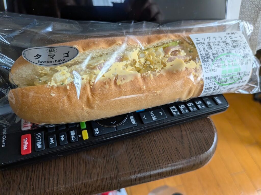 昼食の卵サンドイッチパン