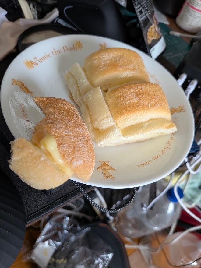 パンの盛り合わせで軽くランチ