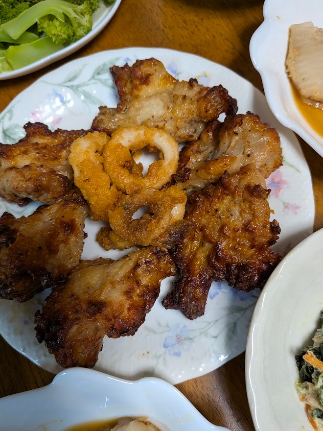 手羽元の炙り焼き、ジューシーで食べ応えあり