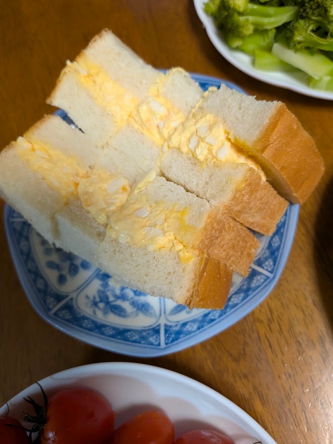 たっぷりの卵サンドイッチ