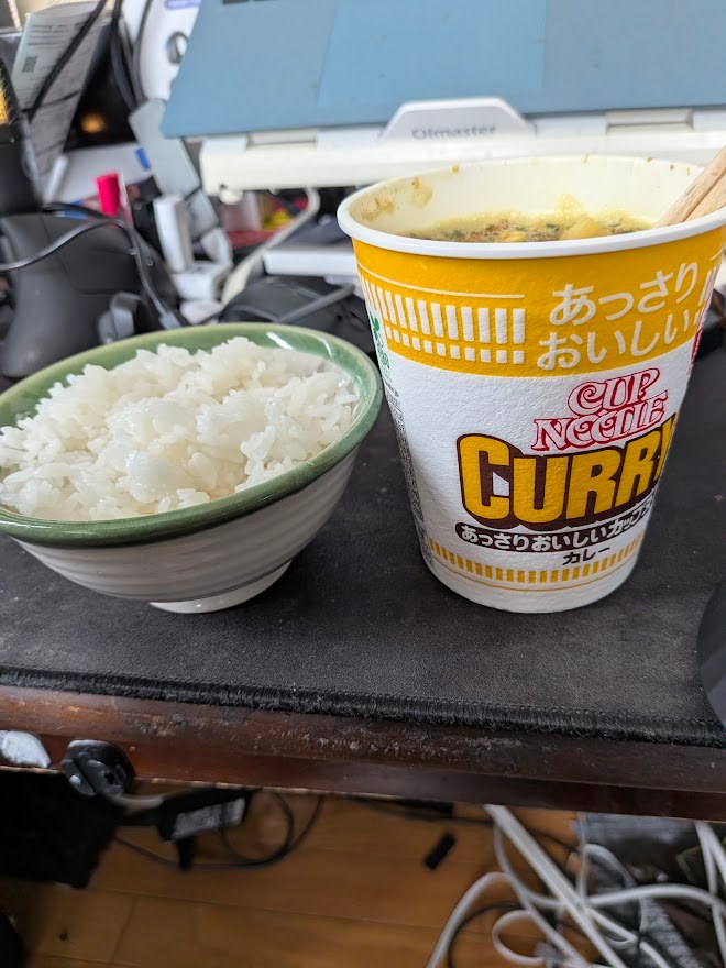 カレー味カップヌードルとご飯のセット