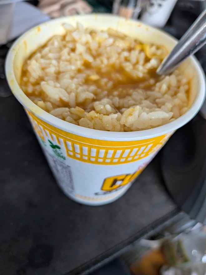 カップヌードルの中にご飯を入れて