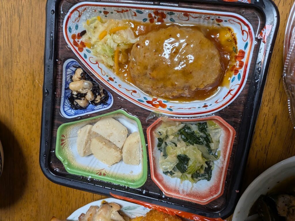 ご飯とふりかけ、茶碗と湯のみ